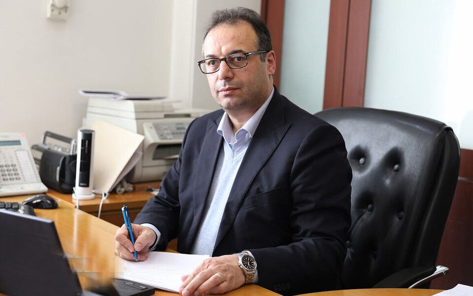 به گزارش برداشت اقتصادی: مهدی دژحسینی در گفت‌وگو با شانا با بیان اینکه در چند ماه اخیر کمیته فناوری و نوآوری در شرکت ملی پالایش و پخش فرآورده‌های نفتی ایران به ریاست مدیرعامل و مدیران ارشد این شرکت و نخبگان دانشگاهی و صنعتی تشکیل شد، اظهار کرد: در این کمیته همسو با سیاست‌ها و راهبردهای سازمان، پنج مگاپروژه به‌منظور رفع چالش‌های اصلی و توسعه فناوری در صنعت پالایش تعریف شده است.