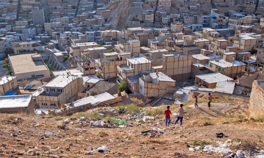 به گزارش برداشت اقتصادی: عبدالرضا گلپایگانی، مدیرعامل شرکت بازآفرینی شهری درباره آخرین وضعیت حاشیه نشینی در ایران اظهار داشت: در واقع موضوع اسکان‌های غیر رسمی تعریف جامع‌تری است که ممکن است این مقوله در حاشیه شهرها و حتی درون شهرها اتفاق بیفتد. در حال حاضر حاشیه نشینی یکی از موضوعات جدی کشورمان است و حدود 6.5 تا 7 درصد جمعیت ایران امروز در حاشیه شهرها زندگی می‌کنند.
