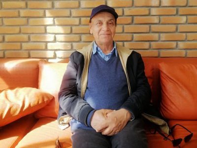 به گزارش برداشت اقتصادی: فاطمه مقدم|او در سال ۱۳۲۶ در روستای واصلان، حوالی زابل در سیستان دیده به جهان گشود و پس از اتمام تحصیلات در رشته زبان و ادبیات انگلیسی، به استخدام وزارت آموزش و پرورش درآمد و سال‌ها به تدریس در دبیرستان‌ها و دانشگاه تهران مشغول بود.