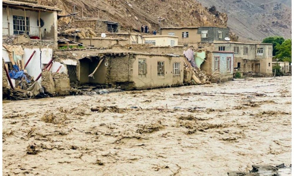 به گزارش برداشت اقتصادی: حسن وحید که به ایلام سفر کرده است روز چهارشنبه اظهار کرد: یکی از برنامه‌های اساسی برای حل این مشکلات، مدیریت منابع آبخیزداری است که در قالب طرح‌های مختلف طراحی شده و در طول برنامه هفتم توسعه به مرحله اجرا در خواهد آمد.