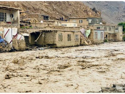 به گزارش برداشت اقتصادی: حسن وحید که به ایلام سفر کرده است روز چهارشنبه اظهار کرد: یکی از برنامه‌های اساسی برای حل این مشکلات، مدیریت منابع آبخیزداری است که در قالب طرح‌های مختلف طراحی شده و در طول برنامه هفتم توسعه به مرحله اجرا در خواهد آمد.
