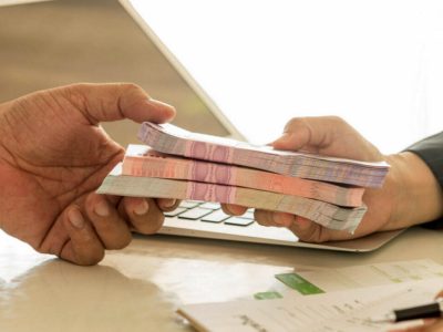 به گزارش برداشت اقتصادی: آمار اخیر بانک مرکزی از کل مانده تسهیلات و سپرده‌های ریالی و ارزی بانک‌ها و موسسات اعتباری به تفکیک استان‌های کشور در پایان دی ماه سال جاری نشان می‌دهد که مجموع سپرده‌های ریالی و ارزی شبکه بانکی کشور در مجموع استان‌های کشور به علاوه مناطق آزاد به بیش از ۱۲ هزار و ۳۰۹ هزار میلیارد تومان رسیده که با کسر سپرده قانونی این سپرده‌ها به ۱۱ هزار و ۲۲۷ هزار میلیارد تومان می‌رسد.