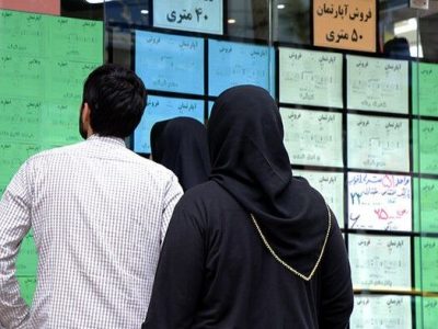 به گزارش برداشت اقتصادی: بازار اجاره در اغلب کشورها با قوانین شفاف و سختگیرانه‌ای مراقبت می‌شود و در ایران نیز سال‌هاست که نیاز به ساماندهی این بازار در مراجع مختلف احساس شده و زیرساخت‌هایی نیز برای رفع این نیاز فراهم آمده است؛ اما در حوزه اجرا، همچنان ساماندهی و قانونمند کردن بازار اجاره در نقطه کور سیاستگذاران قرار گرفته و همین مسئله، اغلب سیاست‌های حمایت از مستأجران را عقیم کرده است.