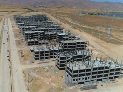 به گزارش برداشت اقتصادی: علی خورسندیان، مدیر عامل بانک مسکن در جمع خبرنگاران با بیان اینکه مسکن یکی از ضروری ترین نیاز مردم است، اظهار داشت: متاسفانه امروز تامین سرپناه معمولی برای جوانان تبدیل به رویا شده است و حتی بعضا افراد با سن بالا هم از داشتن سرپناه محروم هستند. بنابراین بانک مسکن و نهادهای مرتبط باید با اهتمام بیشتر به این امر بپردازند.