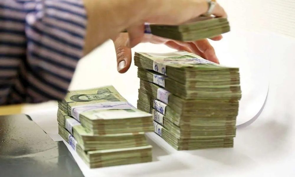 به گزارش برداشت اقتصادی:‌ اخیراً بخشنامه سازمان مالیاتی در مورد لغو معافیت مالیاتی مزایای همراه حقوق کارکنان دولت و بخش خصوصی حاشیه جدی در فضای رسانه کشور ایجاد کرده است.