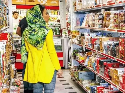 به گزارش برداشت اقتصادی به نقل از تجارت 100: الهام صادقی|  «افزایش قیمت کالاهای اساسی منطقی است» عبارتی که به تازگی از سوی وزیر جهاد کشاورزی به دنبال بالا رفتن بهای برخی از کالاها عنوان شده است و منطقی بودن آن نیز از سوی سکاندار این وزارتخانه موضوع بهای ارز در کشور بازمی‌گردد، دقیقا مقوله‌ای که بیانگر کاهش ارزش پول ملی کشورمان و ناتوان تر شدن خانواده‌ها در تامین نیازهای معیشتی‌شان است.