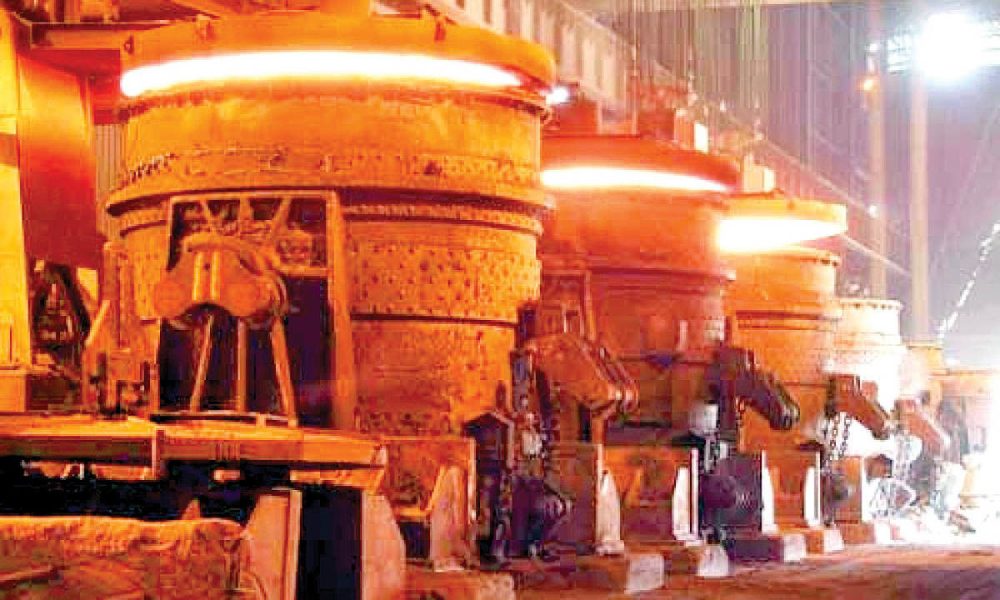 به گزارش برداشت اقتصادی: هرچند اقدام سازمان امور مالیاتی کشور به خاطر بدهی مالیاتی ذوب آهن صورت گرفته اما متاسفانه تبعات این اقدام که در زمان مناسب انجام نگرفت بسیار جدی شد که با اندکی انعطاف از سوی این سازمان می‌شد که جلوی این تبعات آسیب‌زا گرفته شود.