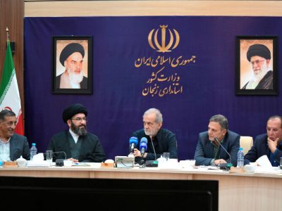 به گزارش برداشت اقتصادی به نقل از پایگاه اطلاع‌رسانی ریاست جمهوری، مسعود پزشکیان عصر روز (پنج شنبه، نهم مرداد) در دیدار با فعالان اقتصادی استان زنجان با اشاره به مشکلات حوزه انرژی، اظهار کرد: ذخایر نفت‌گاز کشور در سال گذشته بیش از یک میلیارد و ۲۰۰ میلیون لیتر کمتر از نیاز سه میلیارد لیتری بود. نگرانی‌هایی درباره تأمین گاز نیروگاه‌ها و حتی قطع گاز منازل مطرح شد، اما با تلاش‌ها و برنامه‌ریزی‌های انجام‌شده، مشکلات تا حد زیادی مدیریت شد.