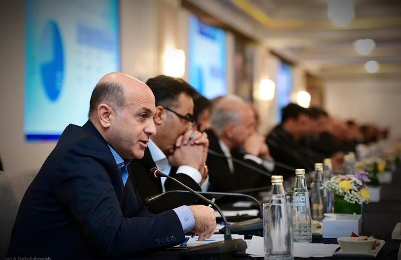 به گزارش برداشت اقتصادی به نقل از شرکت ملی صنایع پتروشیمی، سیدجعفر هاشمی روز (چهارشنبه، پنجم شهریور) در سی‌وسومین نشست مدیران عامل شرکت‌های تولیدی صنایع پتروشیمی با اشاره به اهمیت صنعت پتروشیمی در اقتصاد ملی اظهار کرد: براساس آمار رسمی بانک مرکزی، حجم تولید ناخالص داخلی کشور نزدیک به ۲۹۴ میلیارد دلار است که از این مقدار صنعت پتروشیمی حدود ۵ درصد سهم مستقیم در اقتصاد ایران دارد.