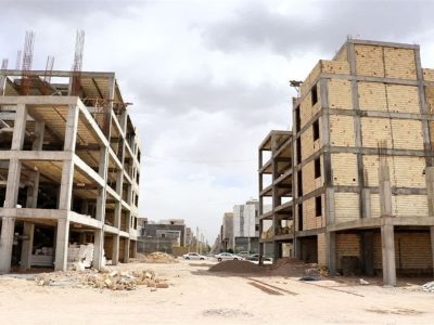 به گزارش برداشت اقتصادی به نقل از آنا، قانون اساسی جمهوری اسلامی ایران، در اصل سی‌ویکم، بر زندگی‌اندیشی تأکید دارد؛ رویکردی که در آن، دولت متعهد به تأمین نیاز‌های اساسی آحاد جامعه، به‌ویژه مسکن، است. این اصل، نه تنها حمایت از خانوار‌ها در حال حاضر را تضمین می‌کند، بلکه با ایجاد امکان مالک‌نشین شدن در آینده، رویکردی حال‌اندیش آینده‌ساز را دنبال می‌کند.متأسفانه، نظام مسکن کشور از این رویکرد ریشه‌دار فاصله گرفته و دو رویکرد غالب، این مسیر را منحرف کرده است.