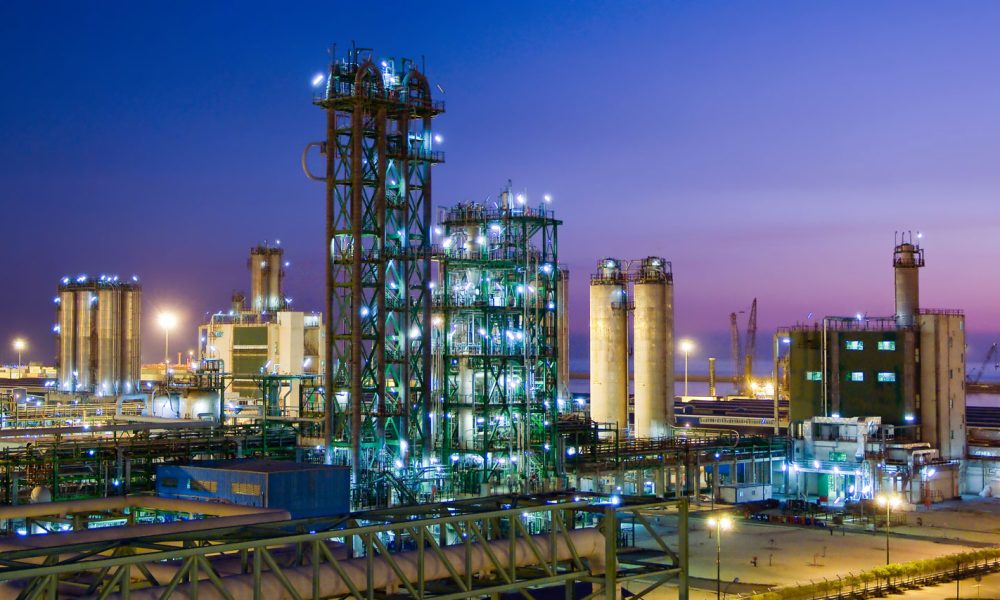 به گزارش برداشت اقتصادی، پتروشیمی جم در شهریورماه ۱۴۰۴ توانست بار دیگر جایگاه خود را به‌عنوان پیشرو صنعت «الفین و پلیمر» تثبیت کند؛ عملکردی که با رشد هم‌زمان تولید و جهش ۱۱۶ درصدی درآمد نسبت به مدت مشابه سال گذشته، این شرکت را به تنها بازیگر این گروه با روند کاملاً صعودی در ماه مذکور تبدیل کرده است.