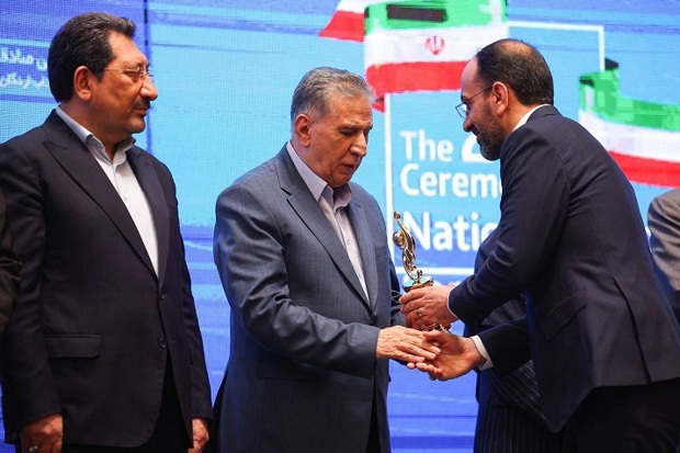 به گزارش برداشت اقتصادی به نقل از ایکوپرس- در این مراسم، تعدادی از صادرکنندگان برتر در سخنانی به چالش‌های حوزه صادرات اشاره کردند و سپس وزیر صمت، روسای کمیسیون صنایع و معادن، سازمان توسعه تجارت و اتاق بازرگانی ایران سخنرانی کردند.