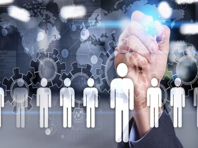 به گزارش برداشت اقتصادی به نقل از هفتانیوز: از سویی، شاهد هستیم که در سطح کلان مدیریتی، دولت‌ها به شدت به مشاوران، مدیران ارشد و کارشناسان مسن و بازنشسته تکیه می‌کنند، زیرا در شرایط بحرانی، هیچ چیز جایگزین "دانش عملیاتی" و "شبکه ارتباطی" این افراد نمی‌شود. از سوی دیگر، با ابزارهای قانونی، تلاش می‌شود تا از اشتغال همزمان بازنشستگان در دستگاه‌های دولتی یا حتی بخش‌های حیاتی خصوصی جلوگیری شود. این پارادوکس نه تنها یک ناهماهنگی اداری است، بلکه یک پیامد منفی عمیق بر روحیه کارکنان و استمرار دانش در سازمان‌ها می‌گذارد.