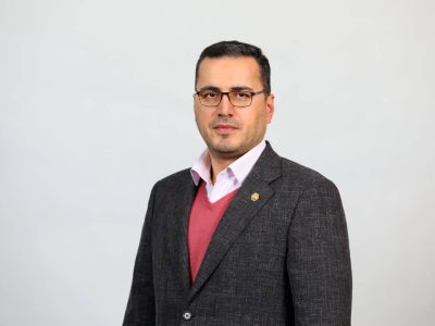 به گزارش برداشت اقتصادی: جعفر بلوک آذری با تاکید براینکه همراه اول، به عنوان بزرگترین اپراتور مخابراتی ایران نقش کلیدی در اکوسیستم دیجیتال کشور ایفا می‌کند و فراتر از خدمات پایه مثل voice و پیامک و بسته‌های داده، بر توسعه راهکارهای هوشمند مبتنی بر AI تمرکز دارد، تصریح کرد: تاکنون در حوزه‌های مختلف شهر هوشمند نظیر هوشمندسازی مصرف انرژی، داشبوردهاي داده محور، خانه و ساختمان هوشمند، آبیاری هوشمند، مدیریت هوشمند تردد، حتی حوزه‌های نوین ارائه خدمات دیجیتال مانند سلامت، کشاورزي و گردشگری ورود کرده‌ایم. در این راستا همواره یکی از نقاط اتکای ما در همراه اول بهره‌گیری از ظرفیت‌های اپراتوری و اعمال الگوریتم‌های هوش مصنوعی به منظور بهینه‌سازی فرآیندها و کاهش هزینه‌ها و رفع ناترازی‌ها بوده است.
