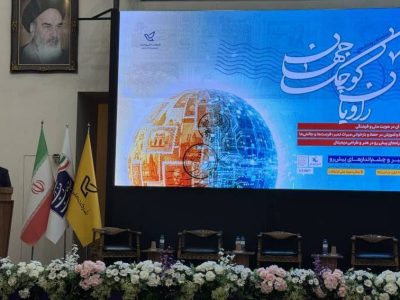 به گزارش برداشت اقتصادی: در این مراسم، محمد احمدی با اشاره به جایگاه منحصربه‌فرد تمبر در جهان امروز، گفت: «در روزگاری که فناوری و ارتباطات دیجیتال با سرعتی بی‌سابقه پیش می‌رود، شاید تصور شود تمبر دیگر نقش پررنگی در ارتباطات ندارد؛ اما واقعیت این است که تمبر کوچک‌ترین و قابل‌لمس‌ترین رسانه جهان است که معنا، روایت و هویت یک ملت را در ابعادی کوچک، اما عمیق، حفظ و منتقل می‌کند.»