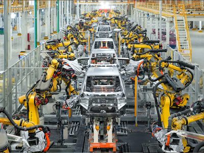 به گزارش برداشت اقتصادی به نقل از صنایع خودرو: مسعود پورباقی|تحریم‌ها به طور مستقیم بر تولید خودرو تاثیر گذاشته و منجر به کاهش قابل توجه خروجی کارخانه‌ها شده‌اند. برای مثال، در نیمه نخست سال جاری، تولید خودروهای سواری در ایران با افت ۱۸.۷ درصدی روبرو بوده است.