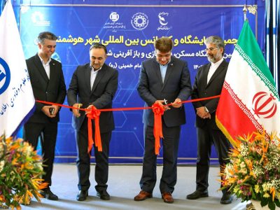 به گزارش برداشت اقتصادی: مصلای بزرگ تهران این روزها میزبان بزرگ‌ترین رویداد فناورانه کشور به عبارتی ششمین نمایشگاه و کنفرانس شهر هوشمند و هوش مصنوعی ایران است، رخدادی که تلاشی در راستای ساخت ایران هوشمند، پایدار و فناوری ‌محور به شمار می‌رود و توسعه زیرساخت‌های شهری هوشمند، ترویج نوآوری، همچنین تبادل تجارب میان بخش‌های علمی، صنعتی و مدیریتی کشور از اهداف مهم مدنظر آن است، علاوه براین حکمرانی هوش مصنوعی برای ارتقای شهر هوشمند، پیوند دانش، نوآوری و مدیریت شهری، ترسیم مسیر تازه‌ را برای آینده شهر‌های کشور، ارتقا، کیفیت زندگی شهروندان، بهینه‌سازی خدمات شهری و فراهم آوردن محیطی پایدار و ایمن برای همه در آن مورد توجه قرار دارد.