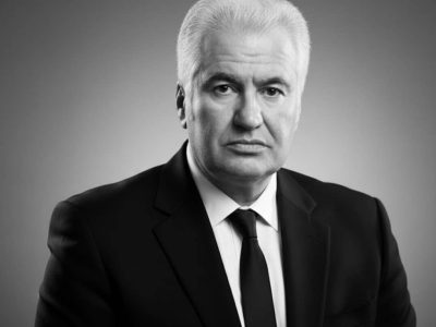 به گزارش برداشت اقتصادی به نقل از هفتانیوز: وی پس از تحصیل در دببرستان هدف تهران، مدرک مهندسی سیستم‌های اقتصادی خود را در سال ۱۳۹۰ در دانشگاه امیرکبیر تهران اخذ و بعد از آن تحصیلات خود را در دکترای مدیریت بازرگانی راهبردی در دانشگاه بین المللی عدالت تهران ادامه داد و در سال ۱۳۹۷ مدرک دکتری خود را در این رشته اخذ کرد