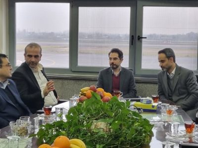 به گزارش برداشت اقتصادی به نقل از روابط عمومی و امور بین الملل سازمان منطقه آزاد انزلی، در این نشست که باهدف ارتقاء ظرفیت‌های فرودگاهی استان گیلان و تقویت زیرساخت‌های حمل‌ونقل هوایی شمال کشور برگزار شد، ضمن بررسی وضعیت موجود فرودگاه رشت، به تبادل نظر پیرامون نیازهای توسعه‌ای این مجموعه، ایجاد ترمینال جدید ، تملک اراضی پیرامونی و افزایش پروازهای داخلی و بین‌المللی و نقش آن در تسهیل ارتباطات تجاری و گردشگری استان پرداختند.