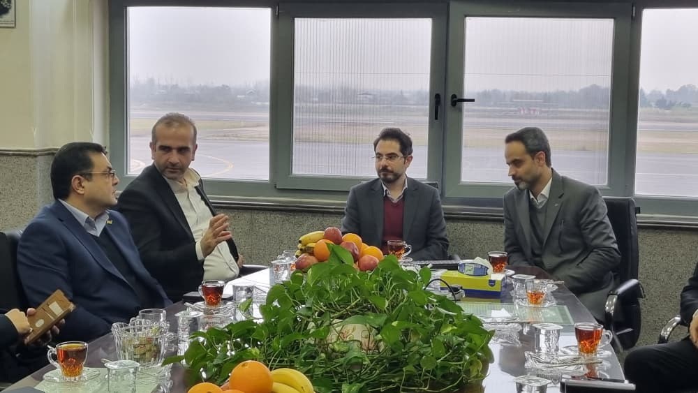 به گزارش برداشت اقتصادی به نقل از روابط عمومی و امور بین الملل سازمان منطقه آزاد انزلی، در این نشست که باهدف ارتقاء ظرفیت‌های فرودگاهی استان گیلان و تقویت زیرساخت‌های حمل‌ونقل هوایی شمال کشور برگزار شد، ضمن بررسی وضعیت موجود فرودگاه رشت، به تبادل نظر پیرامون نیازهای توسعه‌ای این مجموعه، ایجاد ترمینال جدید ، تملک اراضی پیرامونی و افزایش پروازهای داخلی و بین‌المللی و نقش آن در تسهیل ارتباطات تجاری و گردشگری استان پرداختند.