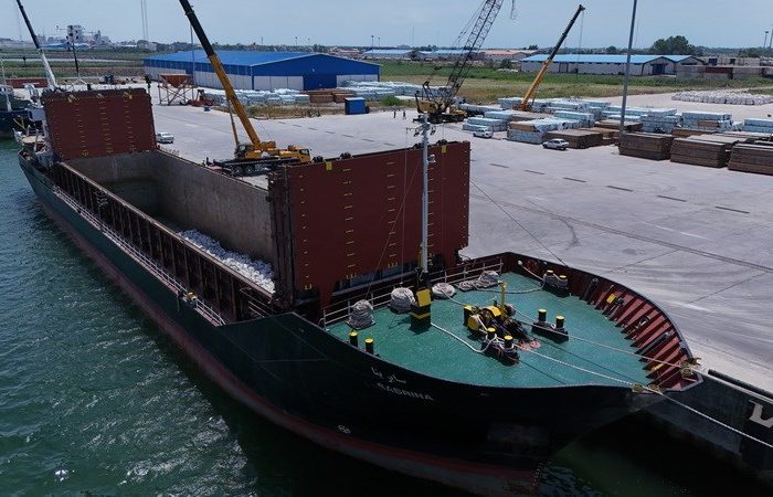 به گزارش برداشت اقتصادی به نقل از روابط عمومی و امور بین‌الملل سازمان منطقه آزاد انزلی، وی افزود: «بر اساس آمارهای ثبت‌شده، تعداد کشتی‌های تخلیه و بارگیری‌شده در بندر کاسپین نسبت به مدت مشابه سال گذشته ۴۵ درصد افزایش یافته که نشان‌دهنده ارتقای زیرساخت‌ها و تسهیل فرآیندهای گمرکی و لجستیکی است.»