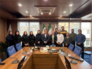 به گزارش برداشت اقتصادی به نقل از روابط عمومی و امور فرهنگی پتروشیمی مروارید، در ابتدای این مراسم مهدی حسین‌پور مدیر مالی و سرمایه گذاری ضمن تبریک روز حسابدار، تلاش همکاران مالی شرکت را نمونه‌ای از پشتکار، نظم و مسئولیت‌پذیری عنوان کرد و افزود: حسابداری صرفا یک شغل نیست، مسئولیتی است که با شفافیت، دقت و سلامت مالی شرکت خورده است. همکاران واحد مالی در شرکت پتروشیمی مروارید در شرایط مختلف حتی روزهای تعطیل با تعهد و پشتکار کنار شرکت بوده‌اند و این روحیه رمز موفقیت آنهاست.