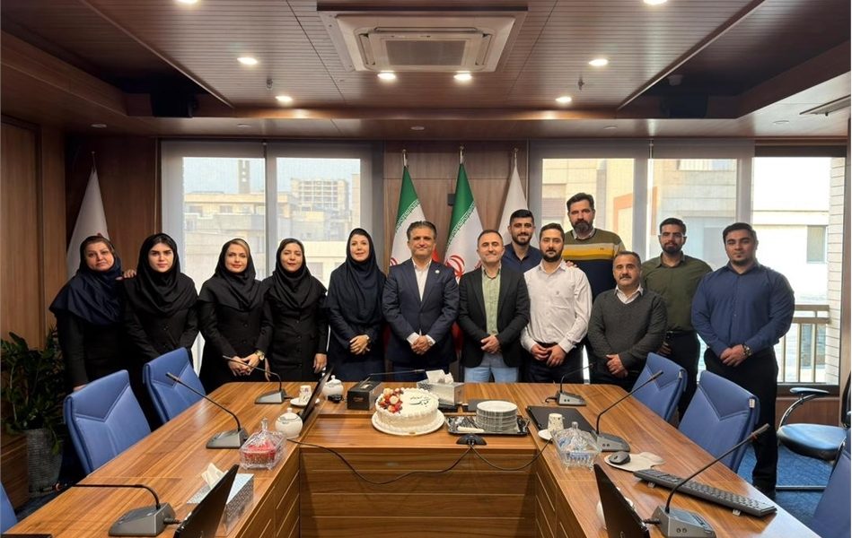 به گزارش برداشت اقتصادی به نقل از روابط عمومی و امور فرهنگی پتروشیمی مروارید، در ابتدای این مراسم مهدی حسین‌پور مدیر مالی و سرمایه گذاری ضمن تبریک روز حسابدار، تلاش همکاران مالی شرکت را نمونه‌ای از پشتکار، نظم و مسئولیت‌پذیری عنوان کرد و افزود: حسابداری صرفا یک شغل نیست، مسئولیتی است که با شفافیت، دقت و سلامت مالی شرکت خورده است. همکاران واحد مالی در شرکت پتروشیمی مروارید در شرایط مختلف حتی روزهای تعطیل با تعهد و پشتکار کنار شرکت بوده‌اند و این روحیه رمز موفقیت آنهاست.