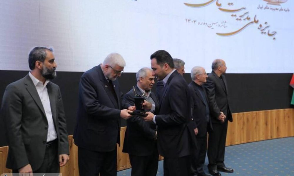 به گزارش برداشت اقتصادی به نقل از روابط عمومی گروه سرمایه‌گذاری اهداف، شانزدهمین دوره جایزه ملی مدیریت مالی ایران با حضور سکان‌داران اقتصادی و ارکان بازار سرمایه برگزار شد و شرکت گروه توسعه مالی مهرآیندگان توانست بر پایه عملکردی شفاف، حرفه‌ای و همسو با استانداردهای نوین، تندیس زرین این رویداد ملی را دریافت کند.