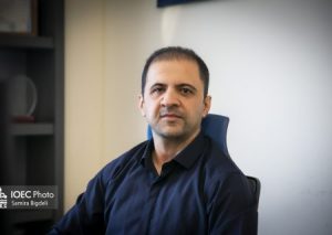 به گزارش برداشت اقتصادی به نقل از روابط عمومي شركت مهندسي و ساخت تأسيسات دريايي ايران: حامد حامدی‌نژاد، مهندس مکانیک و مخترع شرکت مهندسي و ساخت تأسیسات دریایی ايران، با نگاهی مسئله‌محور و تجربه‌ای بیش از دو دهه در صنعت، نشان داده است که چگونه می‌توان از دل چالش‌های پیچیده فراساحل، راهکارهایـــی عملی، ایمـــن و ارزش‌آفرین برای سازمان خلق کرد؛ راهکارهایی که امروز بخشـــی از بدنه عملیاتی صنعت کشور شده‌اند.