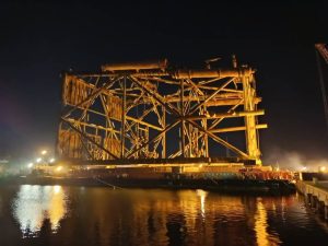 به گزارش برداشت اقتصادی به  نقل از روابط عمومی شرکت مهندسی و ساخت تأسیسات دریایی ایران: اتمام مؤفق عملیات بارگیری جکت پروژه فرزاد B را می‌توان، نقطه عطفی در مسیر اجرای یکی از مهم‌ترین پروژه‌های فراساحلی کشور دانست؛ عملیاتی پیچیده، دقیق و حساس که حاصل ماه‌ها برنامه‌ریزی، هماهنگی و تلاش بی‌وقفه مجموعه‌ای متعهد از نیروهای متخصص در بخش‌های مهندسی، اجرایی، ایمنی، پشتیبانی و عملیات دریایی است.