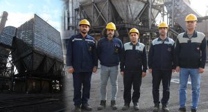 به گزارش برداشت اقتصادی: مهدی زارعان، معاون تجهیزات برق کوره‌بلند، تجهیزات الکتروفیلتر آسپیراسیون کوره ­بلند شماره یک ذوب‌آهن اصفهان گفت: پس از راه‌اندازی این واحد در سال ۱۳۹۱، به دلیل مشکلات طراحی و انتخاب نامناسب تجهیزات، تنها چند ماه بعد دچار آسیب شد و ترانس‌های سوئیچینگ آن پس از چندین مرحله تعمیر، به دلیل هزینه‌های بالای تأمین قطعات و پاسخگو نبودن نمایندگی شرکت KRAFT، از مدار خارج گردید.